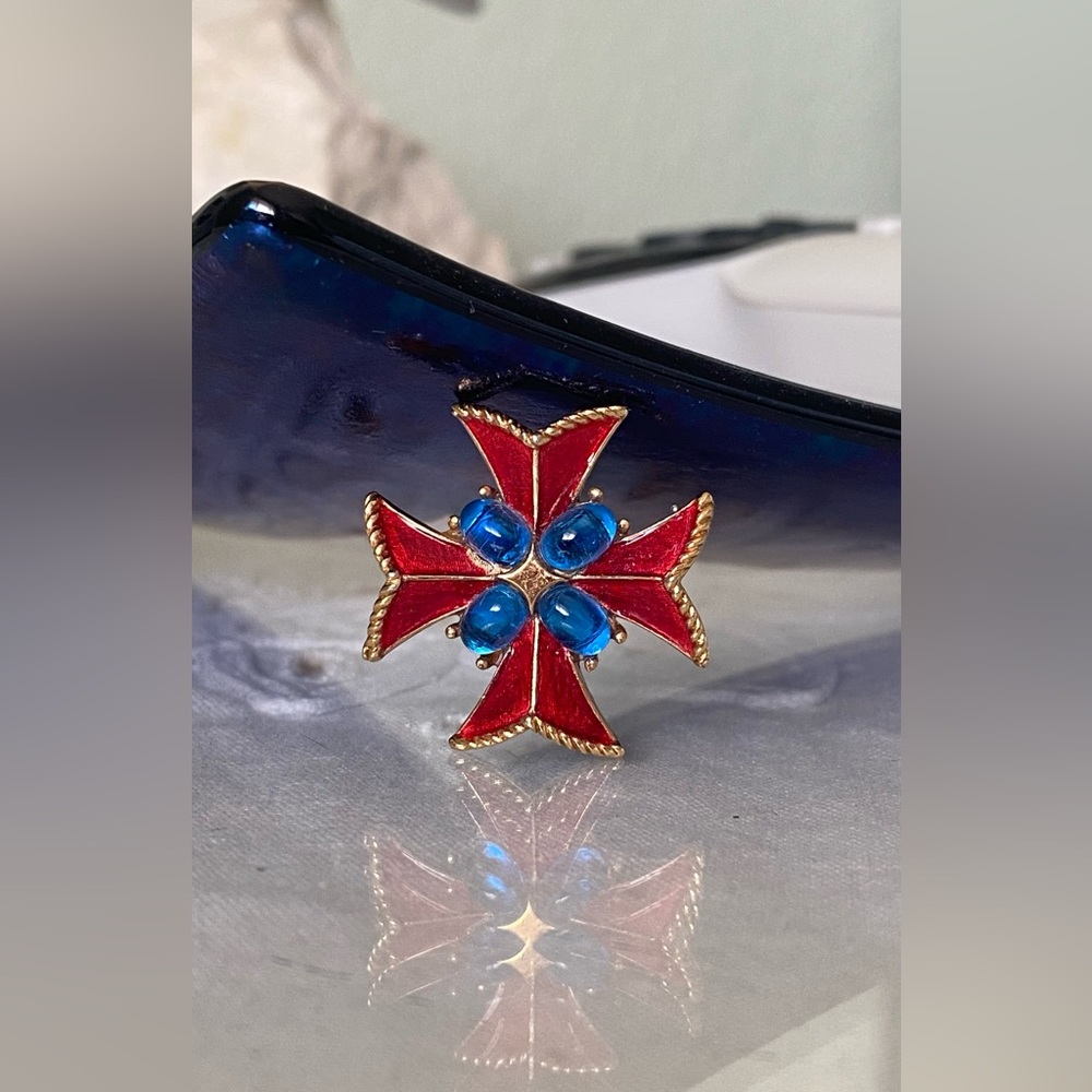 Trifari • Maltese Cross Brooch Sapphire Gripoix Cabochon Red Enamel Gold Tone - Picture 7 of 7